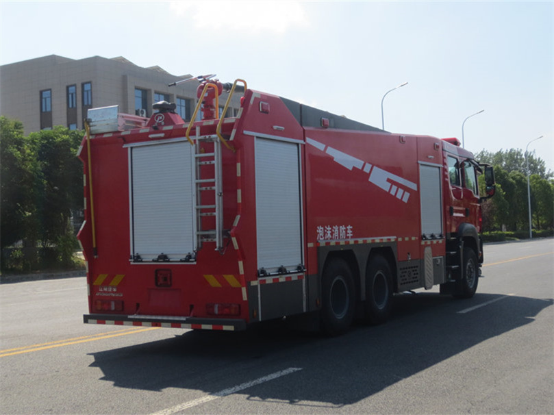 13噸汕德卡泡沫消防車