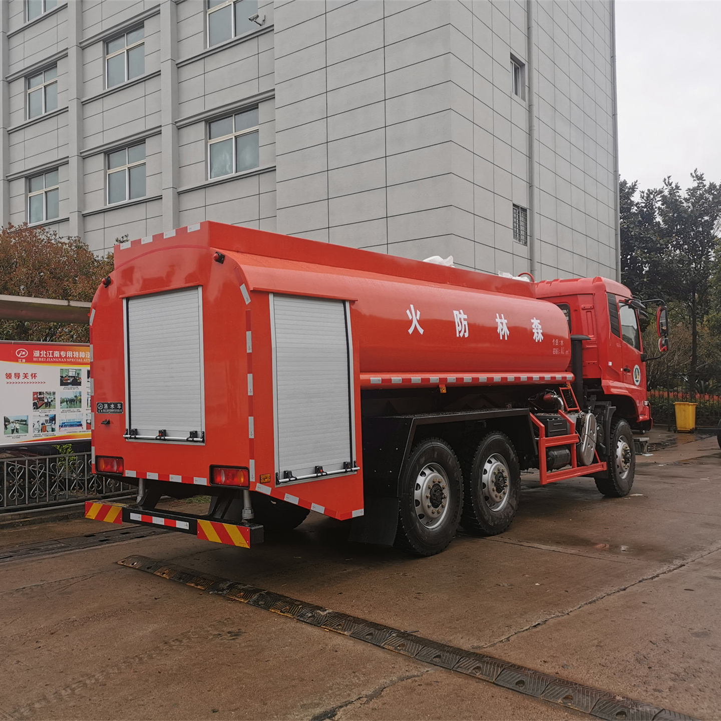 8噸四驅單排灑水車