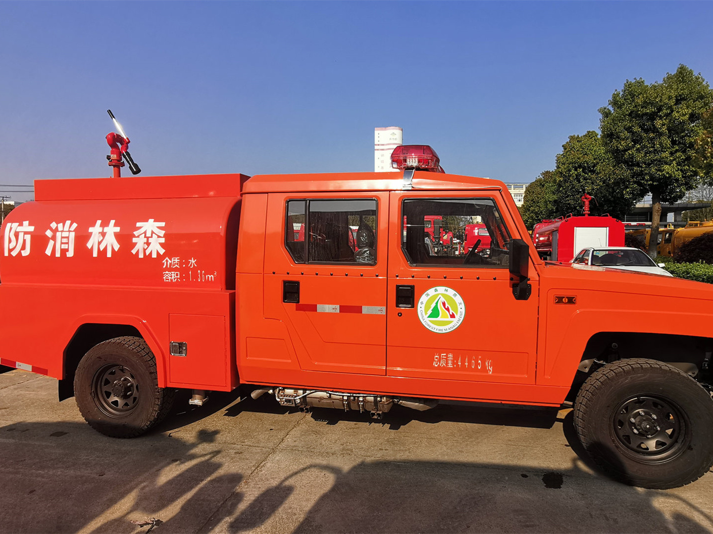 森林四驅勇士雙排1.36噸供水車（圓罐）