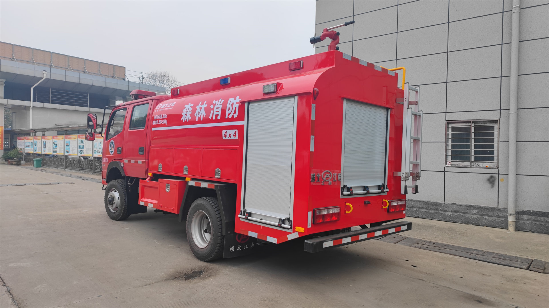 森林四驅東風雙排4.8噸供水車